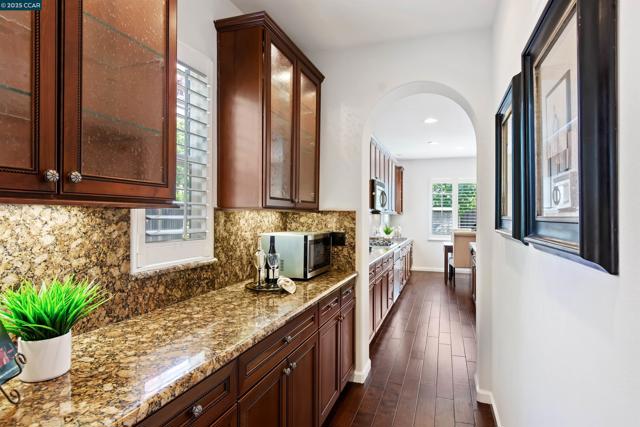 5214 Kenilworth Way, San Ramon CA: https://media.crmls.org/mediaz/2a4b2086-d2c7-4315-91b4-68e14057d10d.jpg