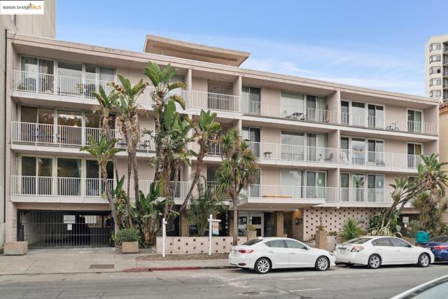 1425 Lakeside DR, Oakland CA: https://media.crmls.org/mediaz/2a4b55ff-24e5-4da0-a910-13b2c8f5e163.jpg