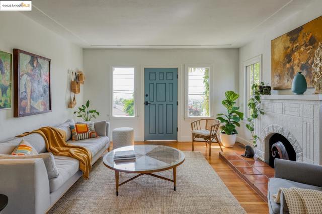 2901 Monticello AVE, Oakland CA: https://media.crmls.org/mediaz/2a4b9e58-03f6-4991-97f9-e6e156e77a0e.jpg