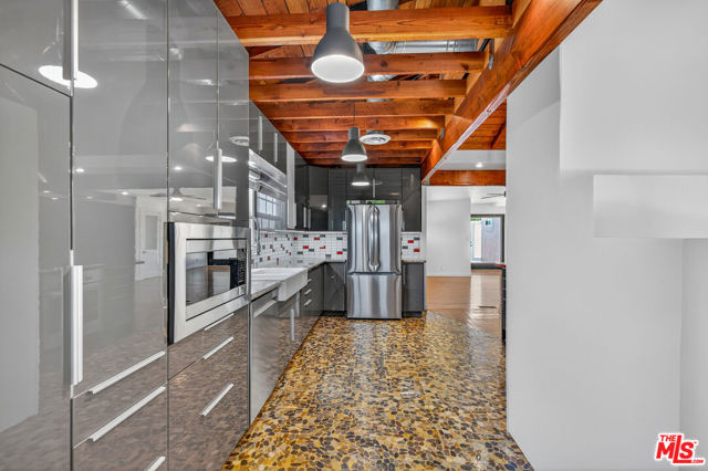 2121 Marine Street, Santa Monica CA: https://media.crmls.org/mediaz/2a4bdcc6-e216-41b2-9f27-93e44f879206.jpg