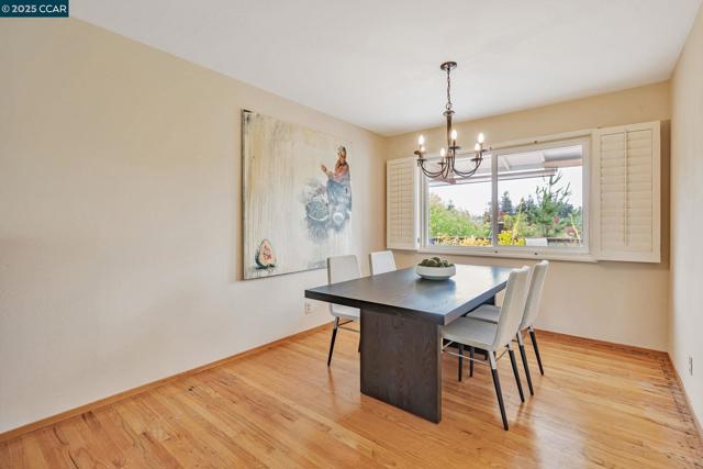 92 Gaywood Pl, Moraga CA: https://media.crmls.org/mediaz/2a4bf705-5813-4045-abaa-5c947f234567.jpg
