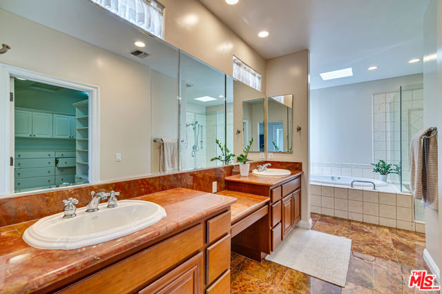 1008 Harbor Crossing Lane, Marina del Rey CA: https://media.crmls.org/mediaz/2a4c080e-43d5-42cc-b26d-47abcd3db106.jpg