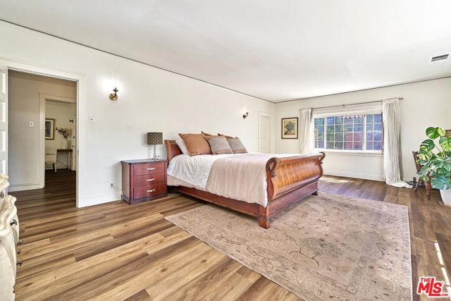 728 S Windsor Boulevard, Los Angeles CA: https://media.crmls.org/mediaz/2a4c8284-65a3-49bd-87a8-707feaa96974.jpg