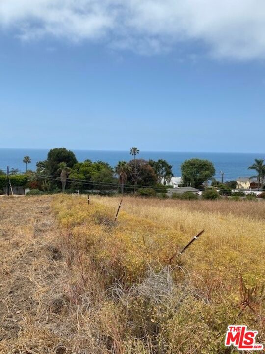 31701 Pacific Coast Hwy, Malibu CA: https://media.crmls.org/mediaz/2a4d0170-ed95-49bb-a8c9-04a317861899.jpg