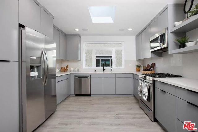 945 N Oxford Avenue, Los Angeles CA: https://media.crmls.org/mediaz/2a4e6117-afb1-4525-8db3-32c3b0d54eb2.jpg