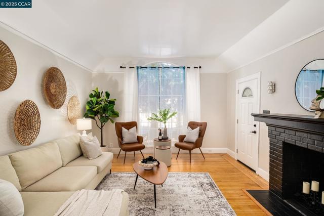 1019 Sir Francis Drake Blvd, San Anselmo CA: https://media.crmls.org/mediaz/2a4f1ece-2add-43b7-b65f-c2a6ae9c7fbb.jpg