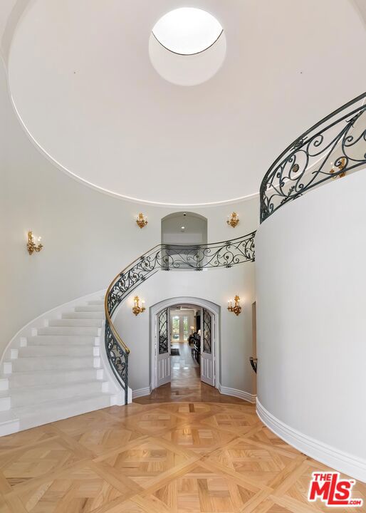 2327 Weybridge Lane, Los Angeles CA: https://media.crmls.org/mediaz/2a4f1f87-f762-4bea-b583-8826712910bf.jpg