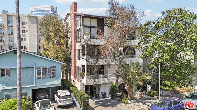 1209 Amherst Avenue, Los Angeles CA: https://media.crmls.org/mediaz/2a50fafe-aa9f-4883-8f58-c10d33ae3031.jpg