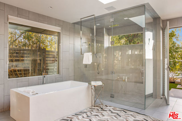 1645 Carla, Beverly Hills CA: https://media.crmls.org/mediaz/2a52d7d6-6003-448a-b5fd-1f01bb8d1bfa.jpg