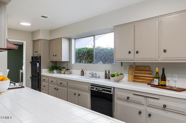 Detail Gallery Image 5 of 28 For 13017 Barto Dr, Granada Hills,  CA 91344 - 3 Beds | 2 Baths