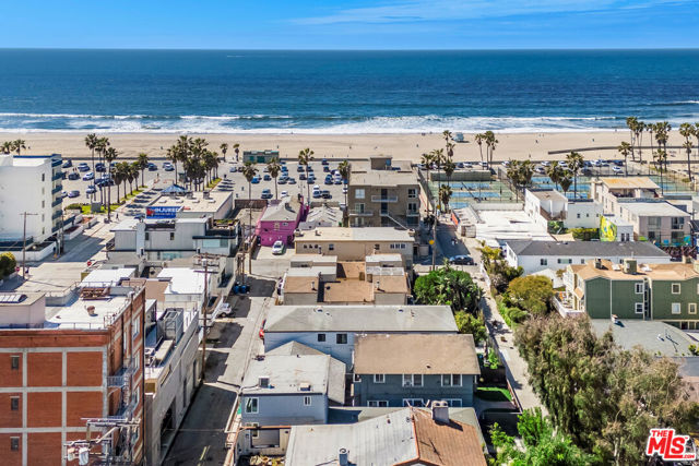 22 20th Avenue, Venice CA: https://media.crmls.org/mediaz/2a53618d-1822-49d3-a908-973cffa5c9c7.jpg