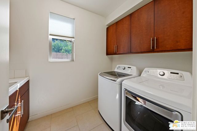 941 Oceo Circle, Palm Springs CA: https://media.crmls.org/mediaz/2a53a2aa-9644-47c4-9206-18259c690300.jpg
