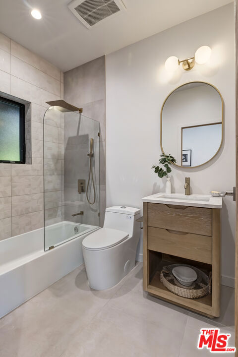 3404 Glenalbyn Drive, Los Angeles CA: https://media.crmls.org/mediaz/2a58f0e4-6aaa-4d42-81d1-ace1965197df.jpg