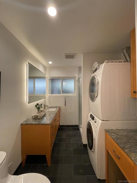Image 21 of 31 For 2610 Torrey Pines Rd  D25