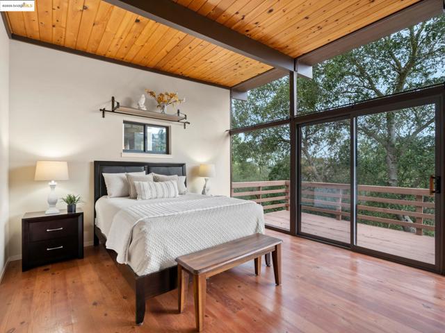 6866 Thornhill Dr, Oakland CA: https://media.crmls.org/mediaz/2a59753e-9ee7-46e7-aa53-4f678b577411.jpg