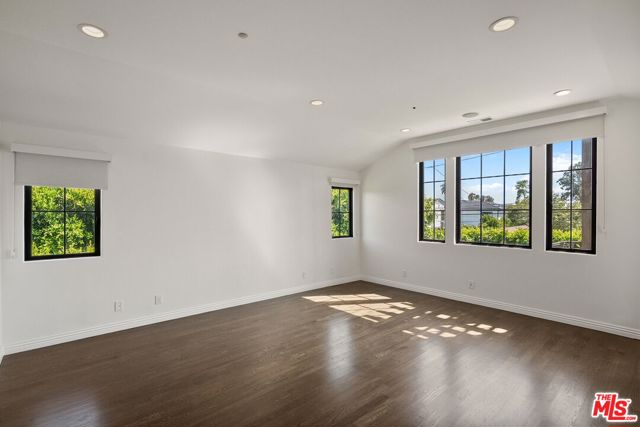 516 Lincoln Boulevard, Santa Monica CA: https://media.crmls.org/mediaz/2a597bef-5b82-4b41-b3ac-7396cc7a5a2a.jpg
