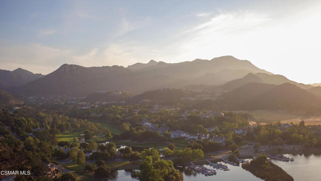 925 W Stafford Road, Thousand Oaks CA: https://media.crmls.org/mediaz/2a597d2c-4250-46d4-a7ad-7b833f05973c.jpg