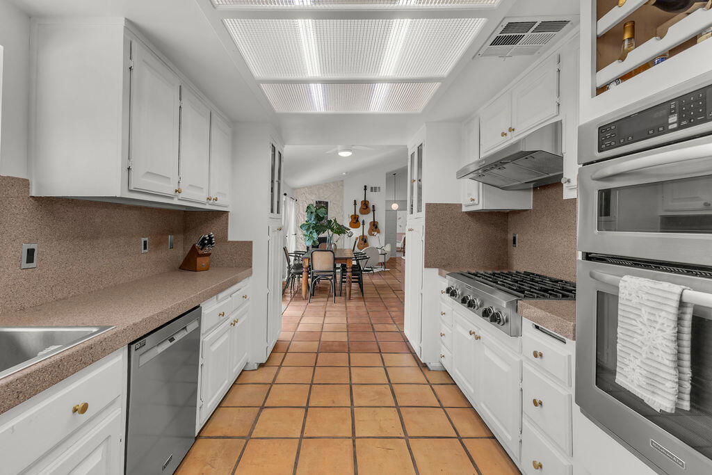 https://media.crmls.org/mediaz/2a599aad-eea6-4bd3-b0f1-f8fe240ff935.jpg?preset=X-Large