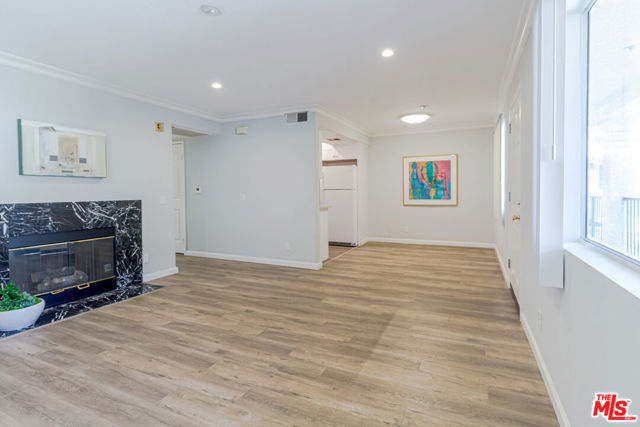 347 West Stocker Street, 212 photo 4