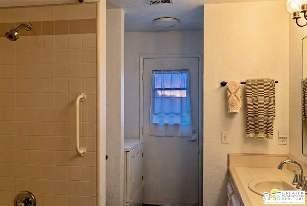 https://media.crmls.org/mediaz/2a59bac6-1183-4c1d-a49b-b9c8a8f02cdd.jpg?preset=X-Large
