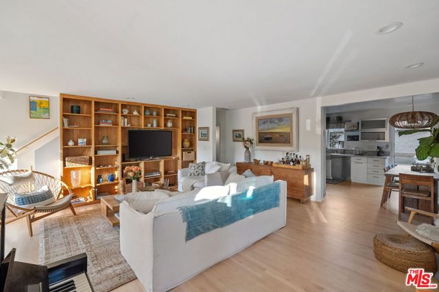 626 Pacific Street, Santa Monica CA: https://media.crmls.org/mediaz/2a5a3eed-db92-4891-842f-2e18b6341549.jpg