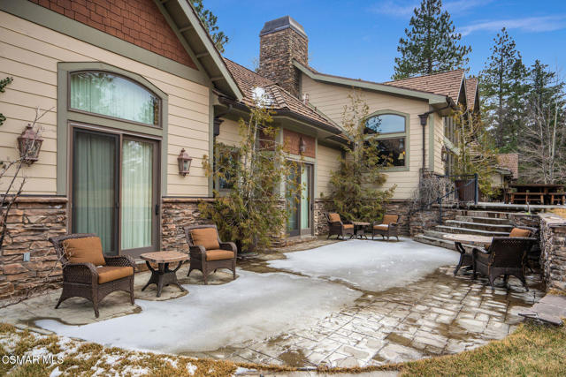 32310 Hummingbird Court, Running Springs CA: https://media.crmls.org/mediaz/2a5a7aeb-ede0-4782-876b-c761b15f1e72.jpg