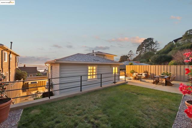 19 Highland Blvd, Kensington CA: https://media.crmls.org/mediaz/2a5b6ba3-7166-461e-a90c-2b32fc2278bd.jpg