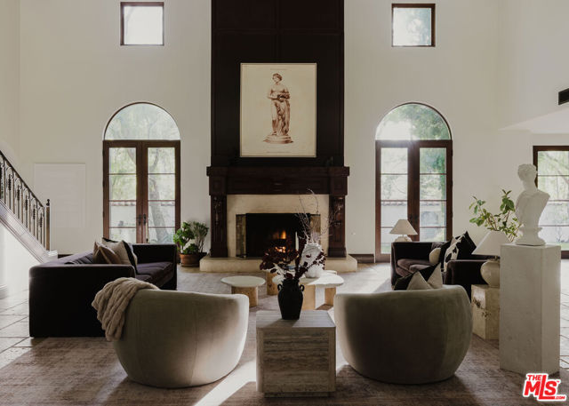 9301 Cherokee Lane, Beverly Hills CA: https://media.crmls.org/mediaz/2a5b9b60-d5f1-4b59-8cfc-cb4ae430c0dd.jpg