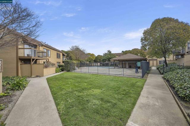 5319 Ridgeview Cir, El Sobrante CA: https://media.crmls.org/mediaz/2a5bd3e4-0f7a-4e5d-816f-7c50e6cd49d4.jpg