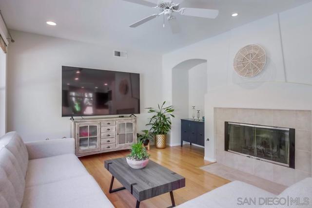 11523 Sun Ray Ct, San Diego CA: https://media.crmls.org/mediaz/2a5c2890-8d7f-4d2a-b56d-d76163b71fd7.jpg