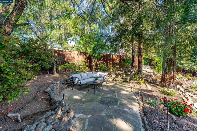 2424 San Miguel Dr, Walnut Creek CA: https://media.crmls.org/mediaz/2a5cb51d-6a50-4dc2-8648-657eac133e3e.jpg