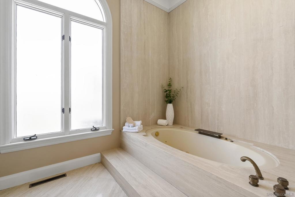 2302 Rue Adriane - photo 18