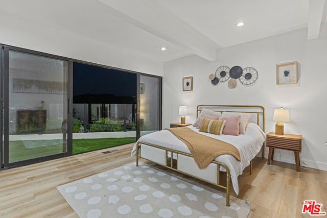7308 Pacific View Drive, Los Angeles CA: https://media.crmls.org/mediaz/2a5d1ea3-70bc-4341-943c-1949390c4b56.jpg