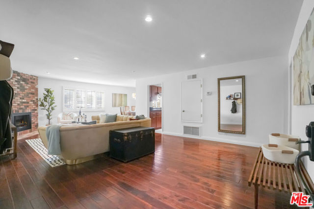 11337 Nebraska Avenue, Los Angeles CA: https://media.crmls.org/mediaz/2a5d993a-405b-4e42-acbe-ac639811ca82.jpg