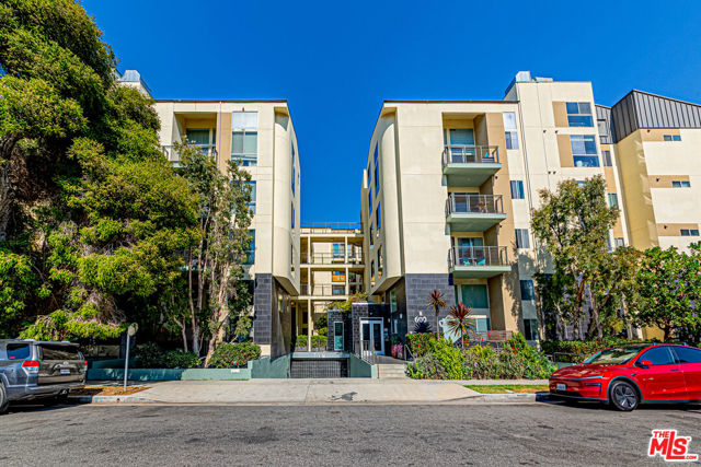 600 S Ridgeley Drive, Los Angeles CA: https://media.crmls.org/mediaz/2a5df126-18ec-4cf3-a4b0-9e375a20c967.jpg