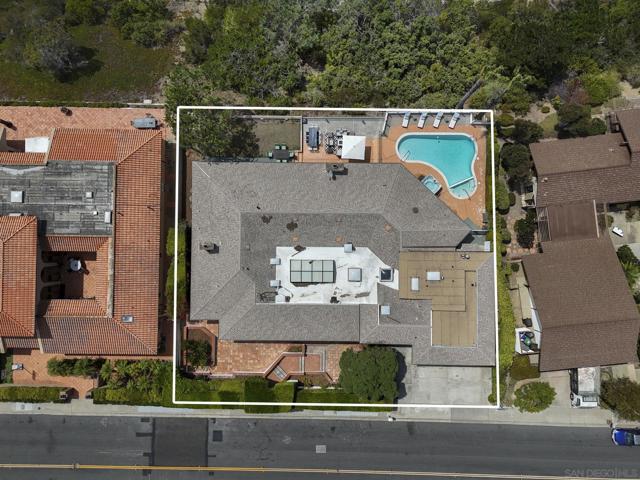 8390 Prestwick Dr, La Jolla CA: https://media.crmls.org/mediaz/2a5e1604-bb72-4e4b-8d00-c8d583ff2bd3.jpg