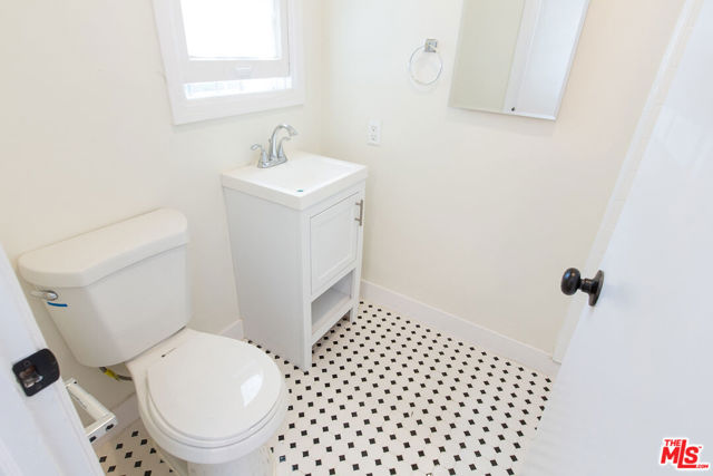 181 S Sycamore Avenue, Los Angeles CA: https://media.crmls.org/mediaz/2a5e223b-1ea8-4457-b3d5-2e5d8ea15862.jpg