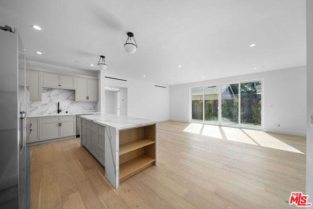 1688 N Sierra Bonita Avenue, Pasadena CA: https://media.crmls.org/mediaz/2a5ec40f-738e-464e-bfa4-db8a34f8a24a.jpg