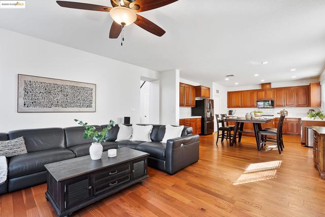 115 Tennyson Ct, Discovery Bay CA: https://media.crmls.org/mediaz/2a5f07b6-c6a3-4e66-b60c-85516f8d7393.jpg