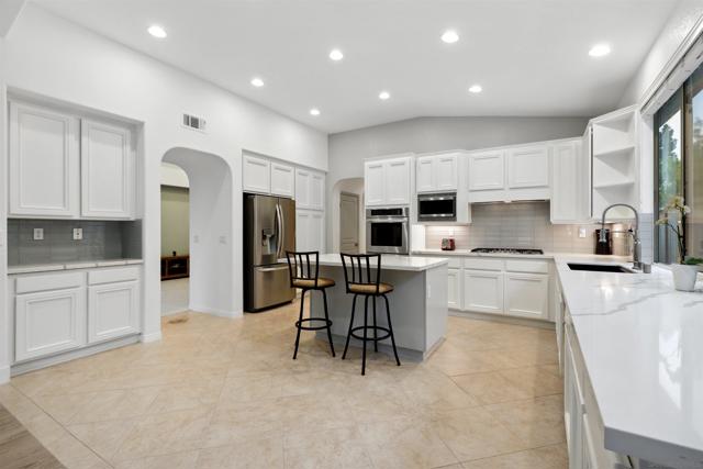6660 Curlew Ter, Carlsbad CA: https://media.crmls.org/mediaz/2a5f2178-d8d8-4209-800e-290eb0370b7c.jpg