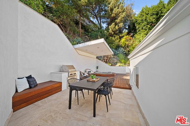 3111 Belden Drive, Los Angeles CA: https://media.crmls.org/mediaz/2a5f7127-20ff-4fad-aa08-91ceccd14c31.jpg