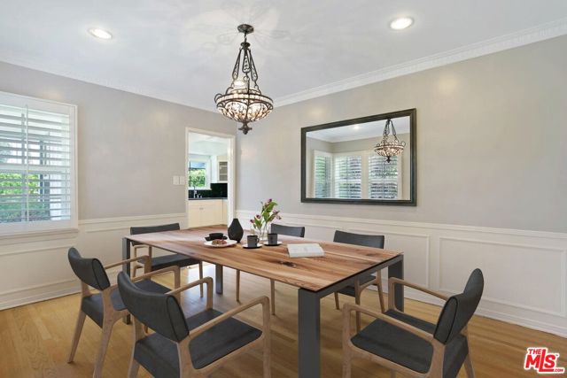 4922 Hayvenhurst Avenue, Encino CA: https://media.crmls.org/mediaz/2a600364-e0a4-415f-ab37-16b843655ba5.jpg
