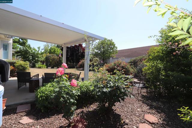 290 Black Amber Way, Brentwood CA: https://media.crmls.org/mediaz/2a606865-fbdf-42bd-b2aa-0b3eb4c3d265.jpg