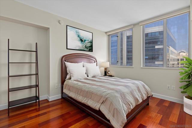 700 W E St, San Diego CA: https://media.crmls.org/mediaz/2a609e8b-d2c0-40f1-95fc-d9adb461a922.jpg