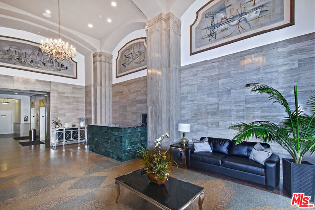 939 S Broadway, Los Angeles CA: https://media.crmls.org/mediaz/2a60efaa-c6b4-453c-af16-9ab8175d7b0b.jpg