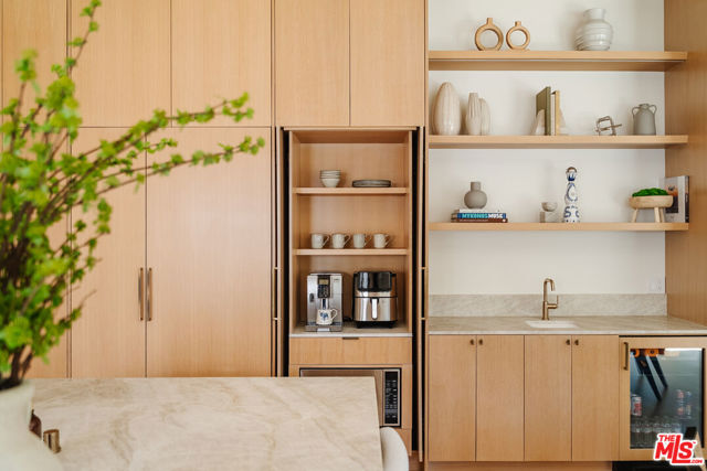4508 Vesper Avenue, Sherman Oaks CA: https://media.crmls.org/mediaz/2a61483f-2391-481f-ab4b-75344867e43a.jpg