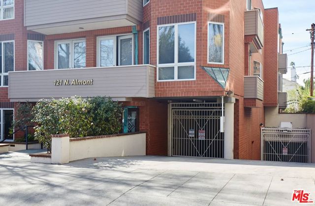 121 N Almont Drive, Beverly Hills CA: https://media.crmls.org/mediaz/2a614f79-7b1b-447e-88ee-3f1f5d61de14.jpg