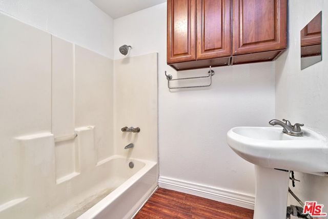 1147 S Mariposa Avenue, Los Angeles CA: https://media.crmls.org/mediaz/2a61e12d-f2f3-4538-8491-ad32d28a1664.jpg