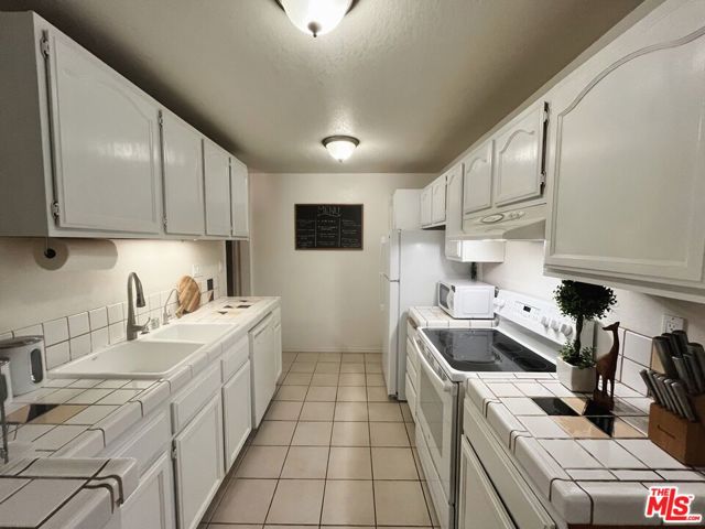 5950 Canterbury Drive, C211 photo 4