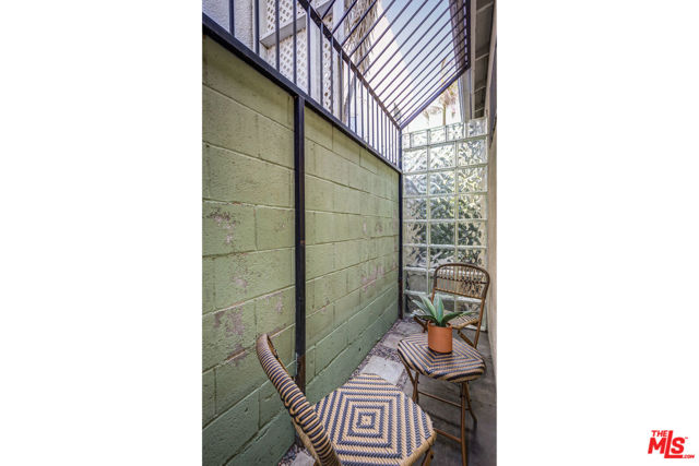 122 Thornton Place, Venice CA: https://media.crmls.org/mediaz/2a62ffe2-dffc-452a-8b20-03a2bbedb0eb.jpg